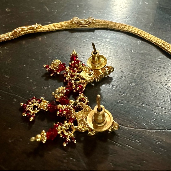 Gold Necklace & Earrings set - Picture 8 of 9